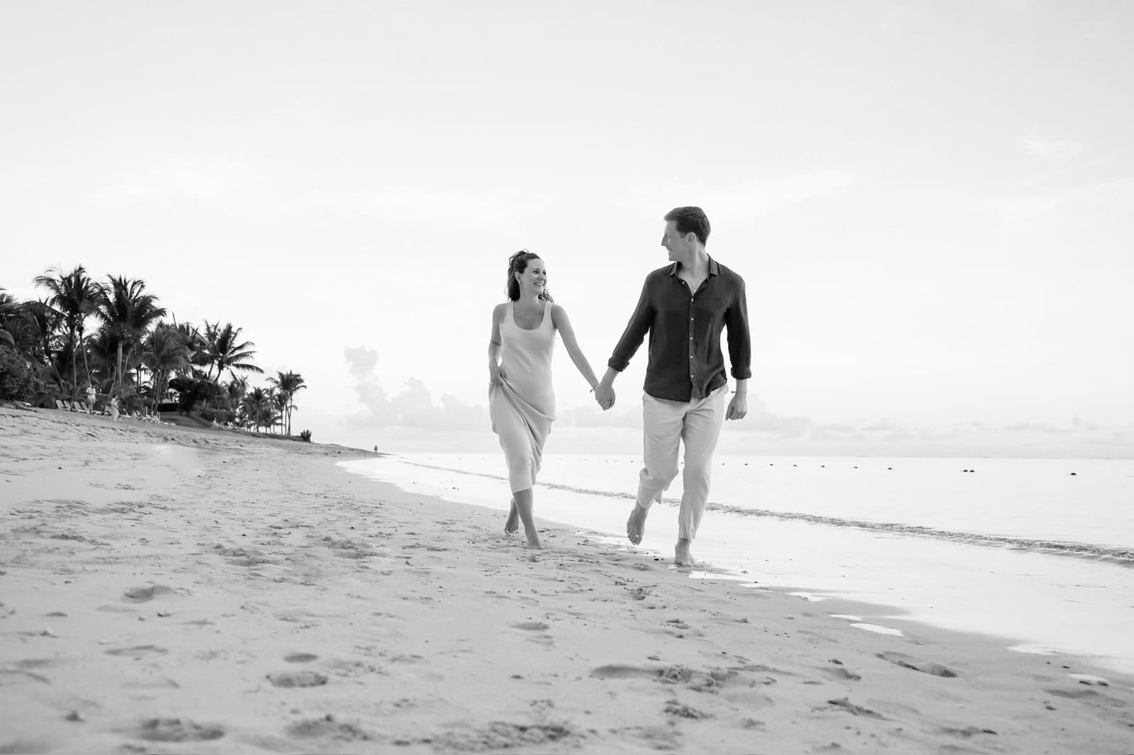 Marielle et Michaël marchant main dans la main sur la plage